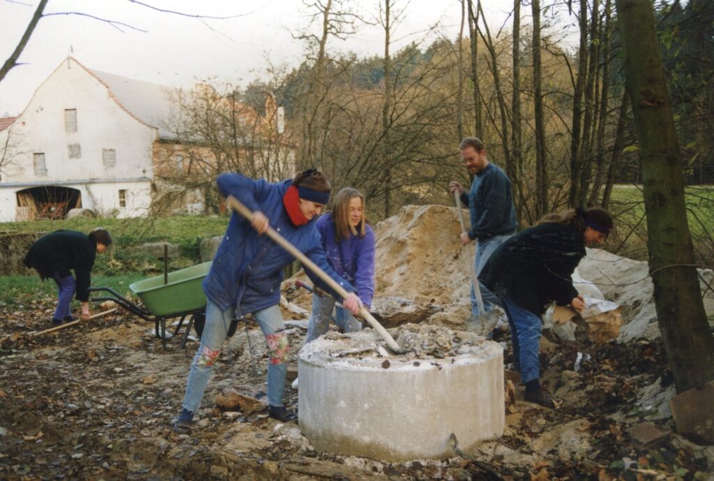Asha und Marie-Luise packen beim Aufbau mit an