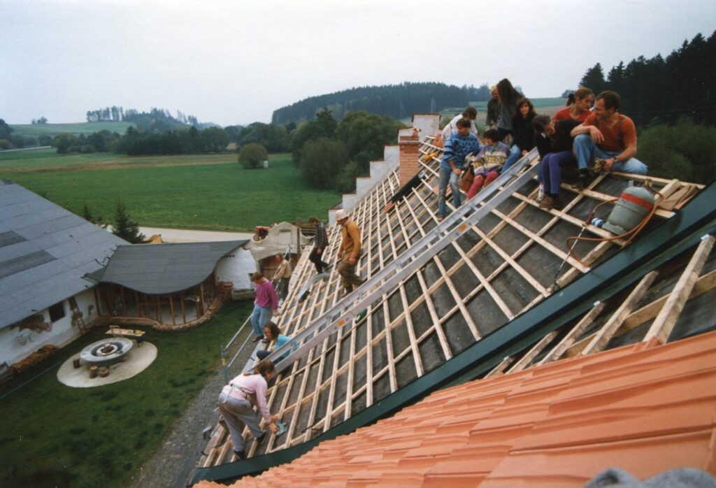 Gemeinsam beim Dachdecken in den Aufbaujahren