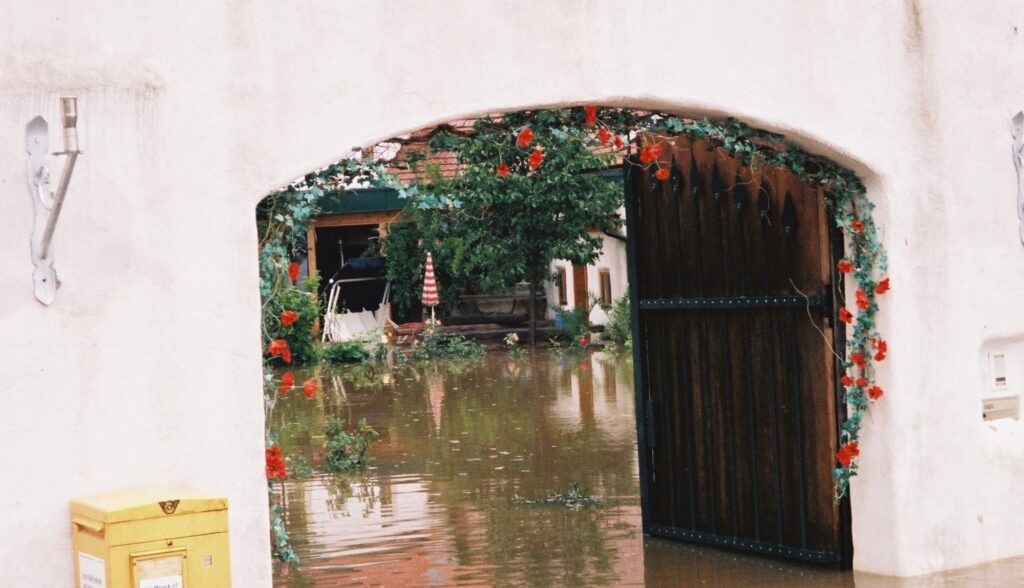 Hochwasser 2002: das Rundbogentor unter Wasser