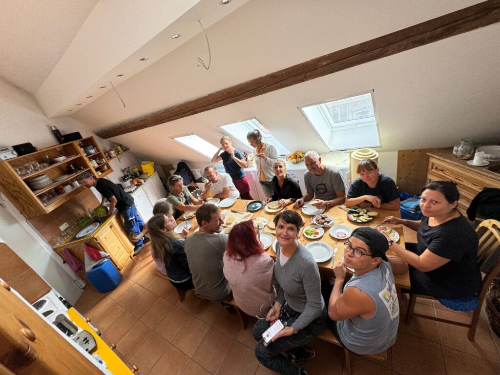 Helferinnen und Helfer nach der Arbeit gemeinsam am Tisch