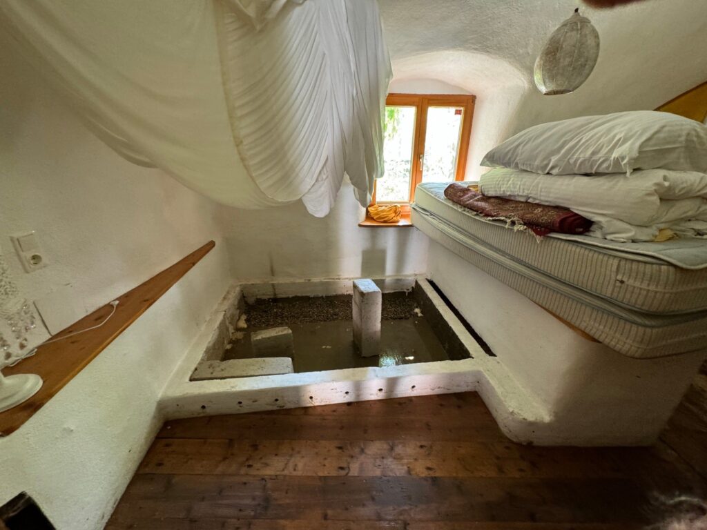 Nach dem Hochwasser 2024: Zimmer mit hochgestellten Matratzen