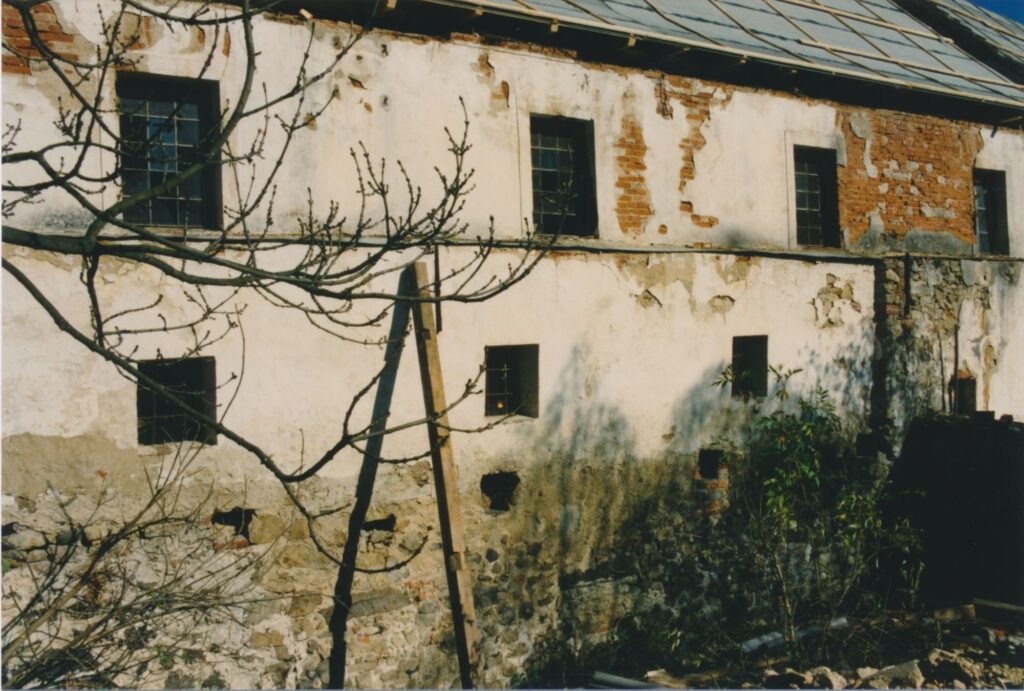 Fassade der Mühle 1991 mit abbröckelndem Putz